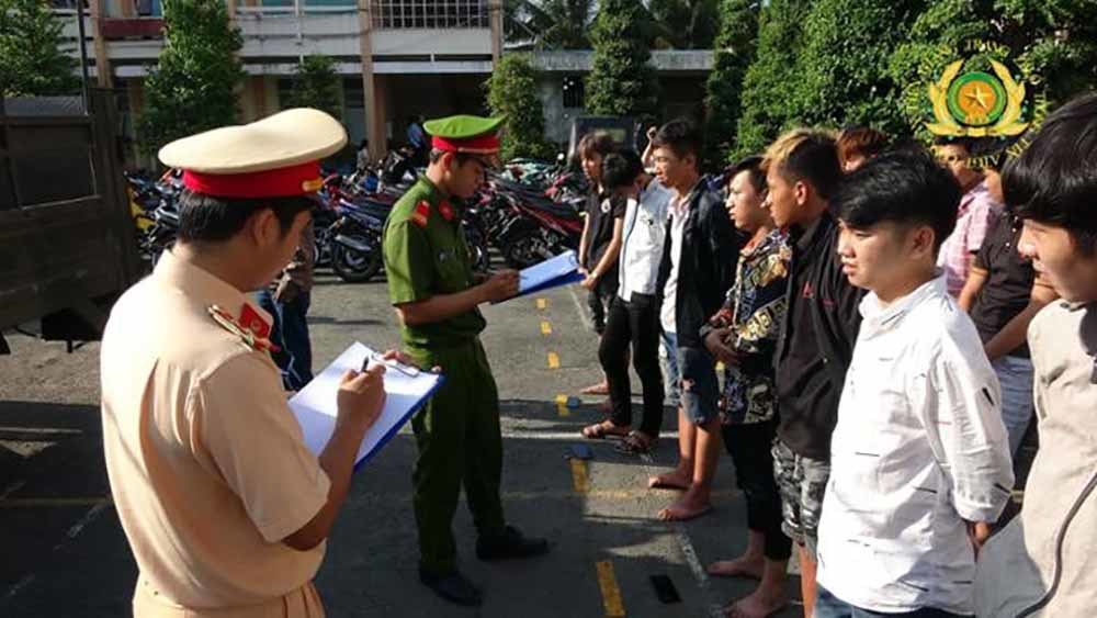 Công an Tiền Giang khởi tố 11 đối tượng vụ đua xe trên Quốc lộ 1