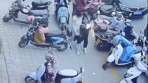 Đang đi dạo cùng bạn gái, smartphone bất ngờ phát nổ