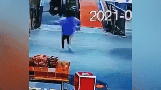 Nữ nhân viên phản ứng nhanh cứu người ngồi xe lăn trượt thang cuốn