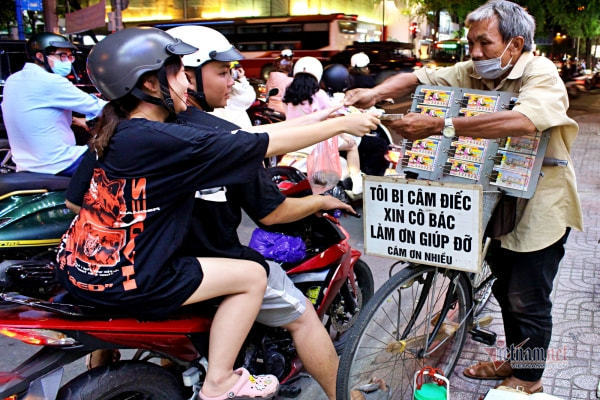 Ông bán vé số từ chối nhận 70 triệu: 'Biết đủ lòng tôi an nhiên hơn'