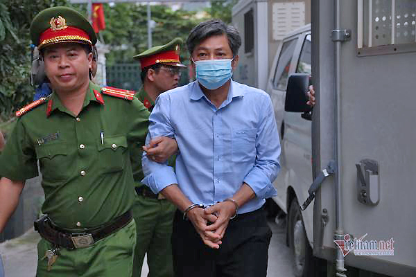 Mắc kẹt vì ôm khu 