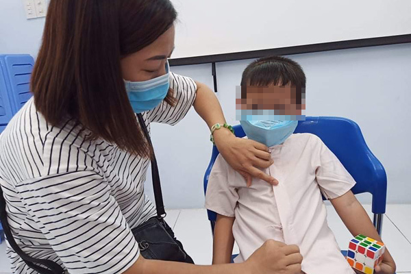 Khò khè 2 tháng, bé trai phát hiện bị hóc móc khóa