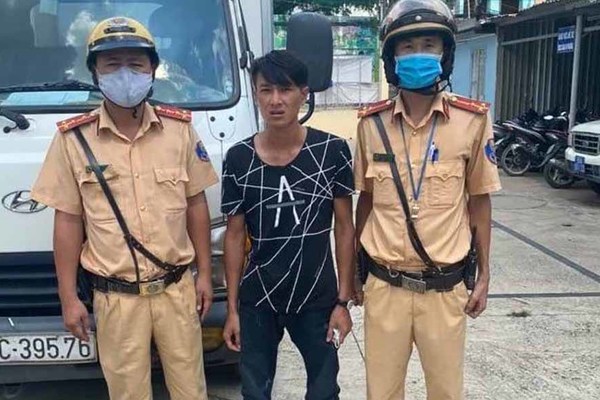 CSGT TP.HCM nổ súng khống chế tài xế xe tải cầm kim tiêm cố thủ