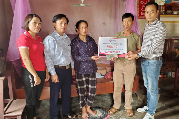Trao hơn 40 triệu đồng cho bé trai 19 năm không thể lớn