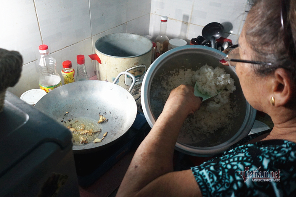Nghệ sĩ Trung Vinh: Ở nhà trọ 12 m2, vợ chịu đựng chăm sóc, con bỏ mặc