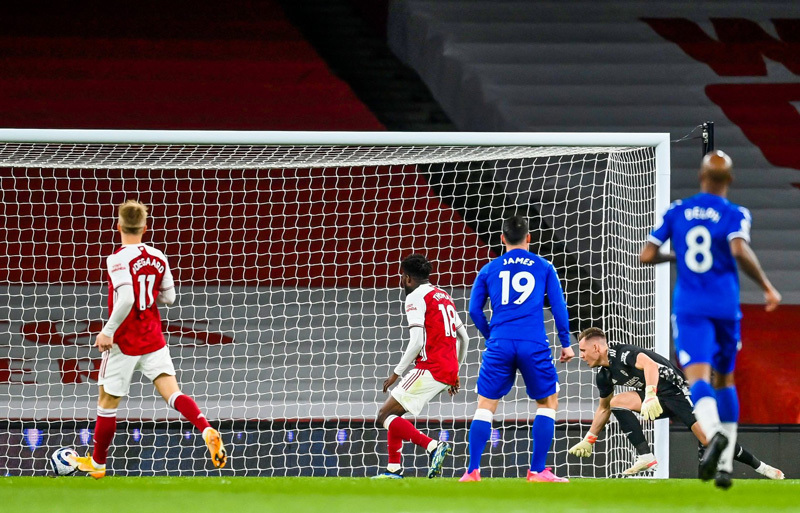 Bernd Leno mắc sai lầm, Arsenal thua muối mặt Everton