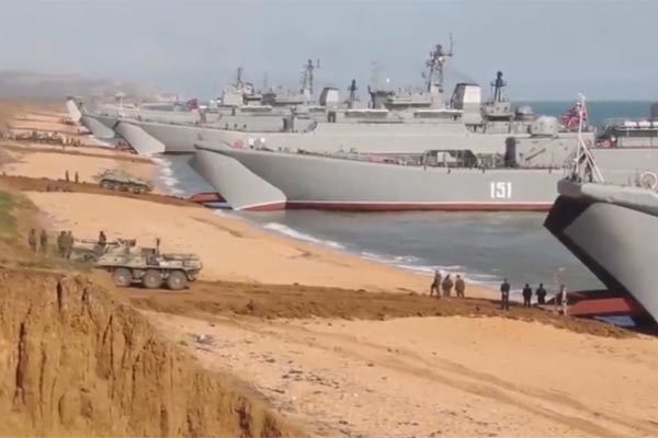 Hình ảnh quân Nga rầm rộ rút khỏi biên giới giáp Ukraina sau tập trận