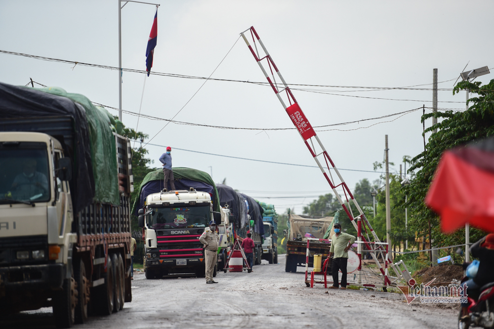 Cảnh trao đổi hàng hoá phòng dịch bệnh ở vùng biên