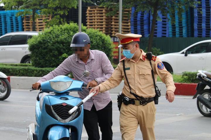 CSGT chặn bắt “ma men” đi ăn cưới phóng xe trên đường Hà Nội