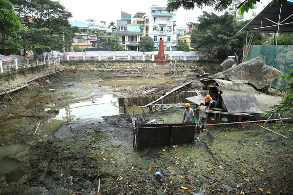 Pháo đài bay B52 lộ rõ chi tiết sau 50 năm 'an nghỉ' dưới hồ Hà Nội