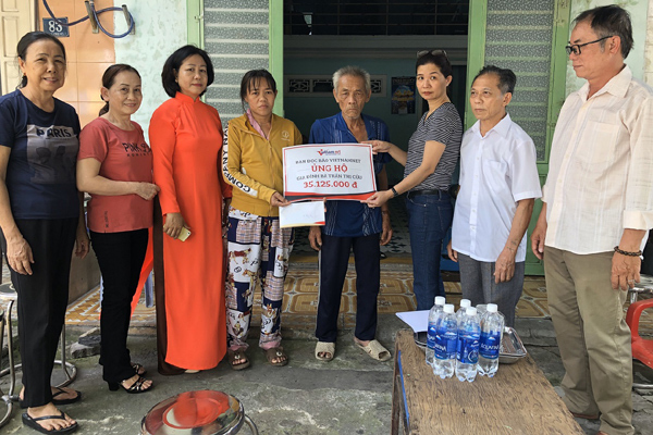 Gia đình 5 người bệnh tật được bạn đọc VietNamNet hỗ trợ hơn 35 triệu đồng