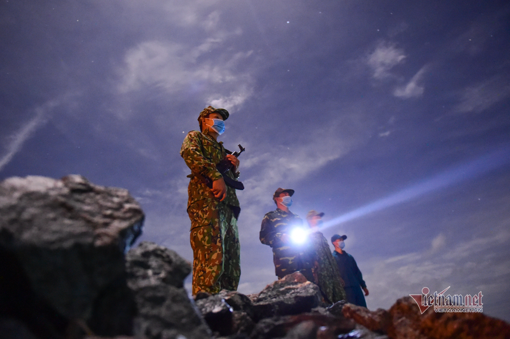 Lính biên phòng trắng đêm băng đồng, bám biển ngăn dịch Covid-19