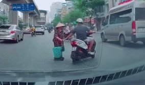 Thấy cụ bà qua đường lóng ngóng, tài xế xe máy có hành động 'ấm lòng'