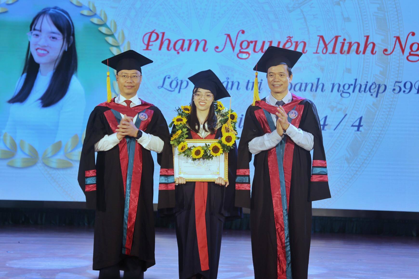 Hơn 200 sinh viên Trường ĐH Kinh tế Quốc dân tốt nghiệp xuất sắc