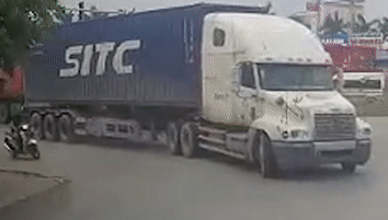 Thanh niên đi xe máy dúi đầu, đánh đấm tài xế container sau va chạm