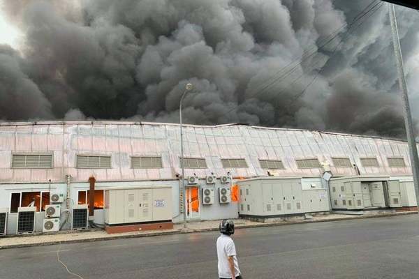 Hàng trăm cảnh sát dập đám cháy lớn tại khu công nghiệp ở Hải Dương