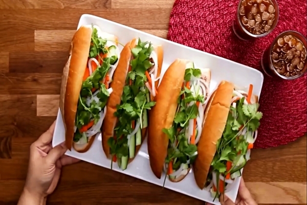 Làm bánh mì thịt heo nướng sả thơm lừng