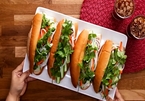 Làm bánh mì thịt heo nướng sả thơm lừng