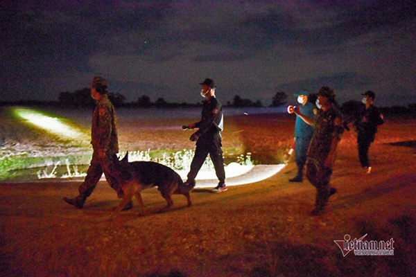 Lính biên phòng trắng đêm băng đồng, bám biển ngăn dịch Covid-19