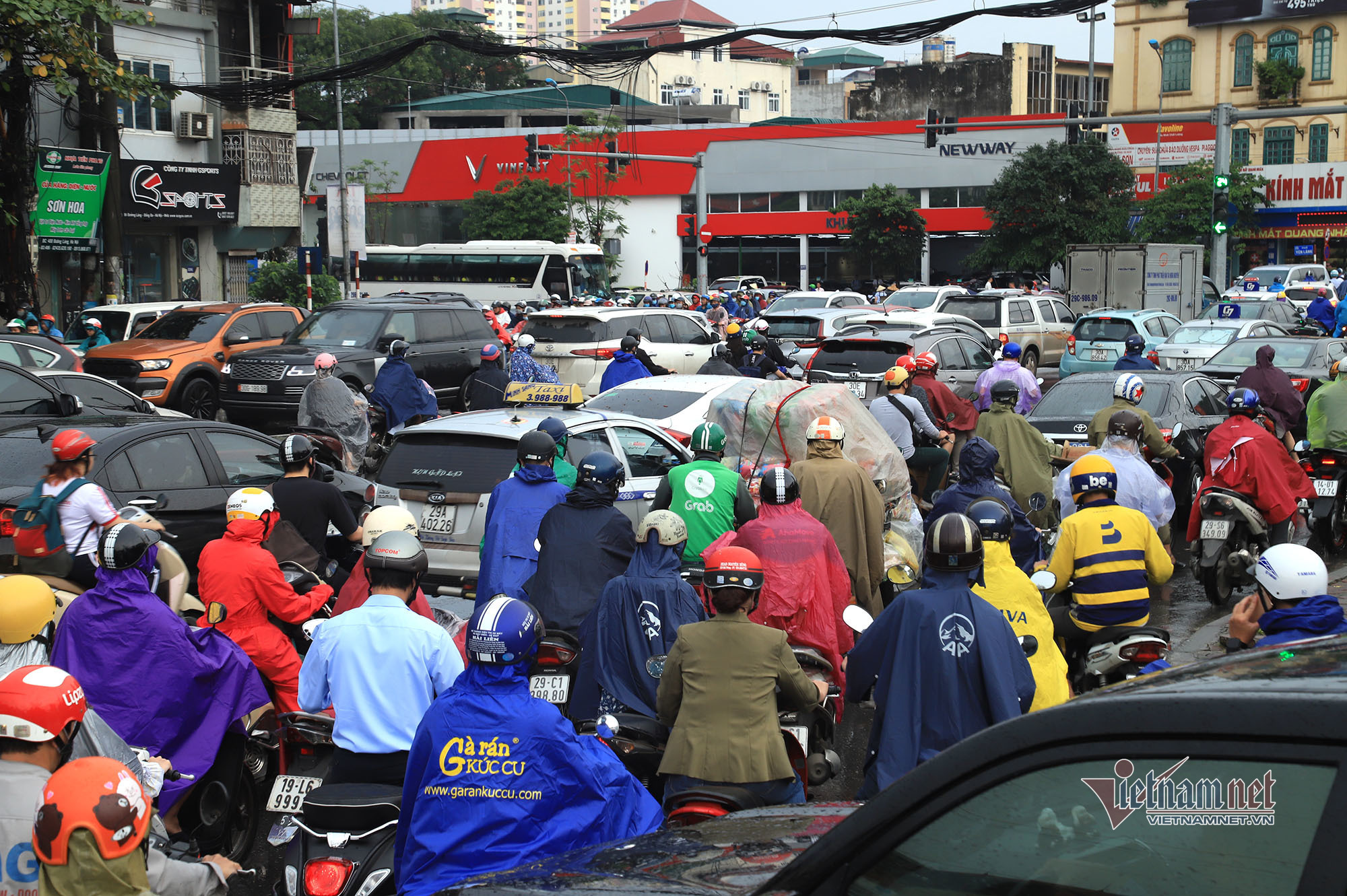 Đường Hà Nội tắc nghẹt trong mưa gió