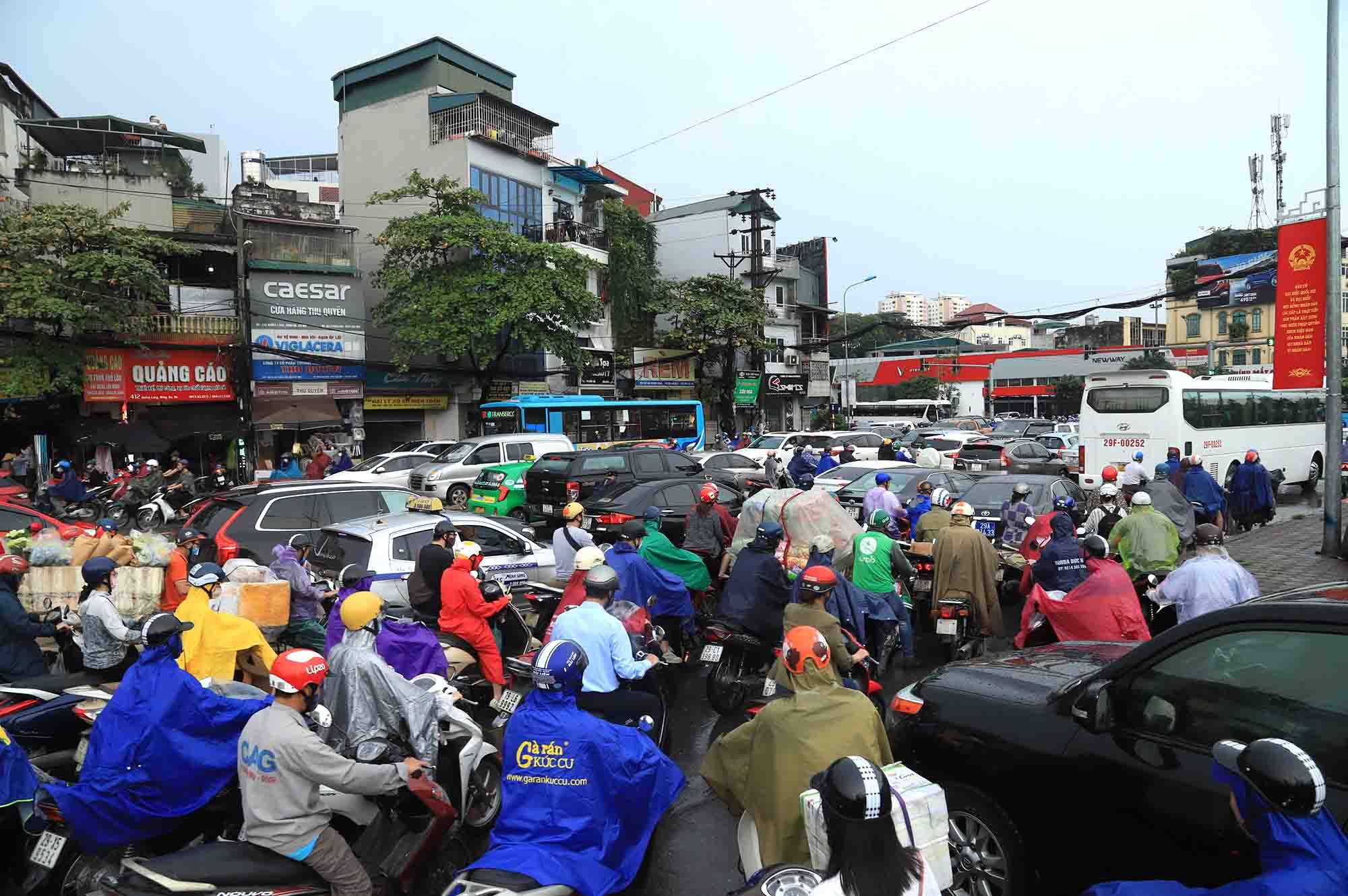 Đường Hà Nội tắc nghẹt trong mưa gió