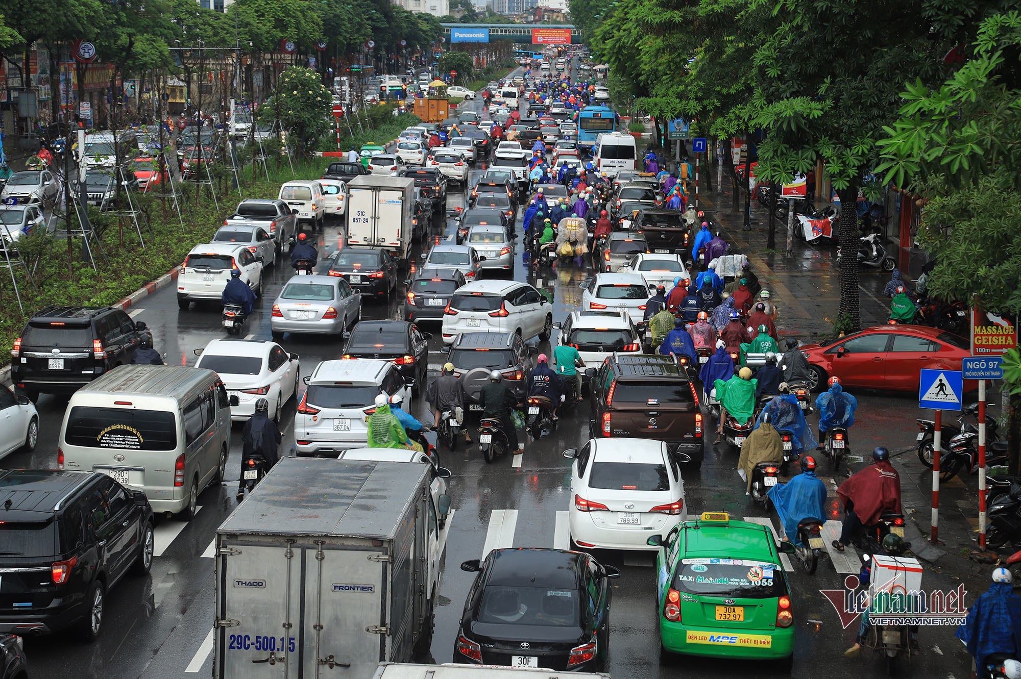 Đường Hà Nội tắc nghẹt trong mưa gió