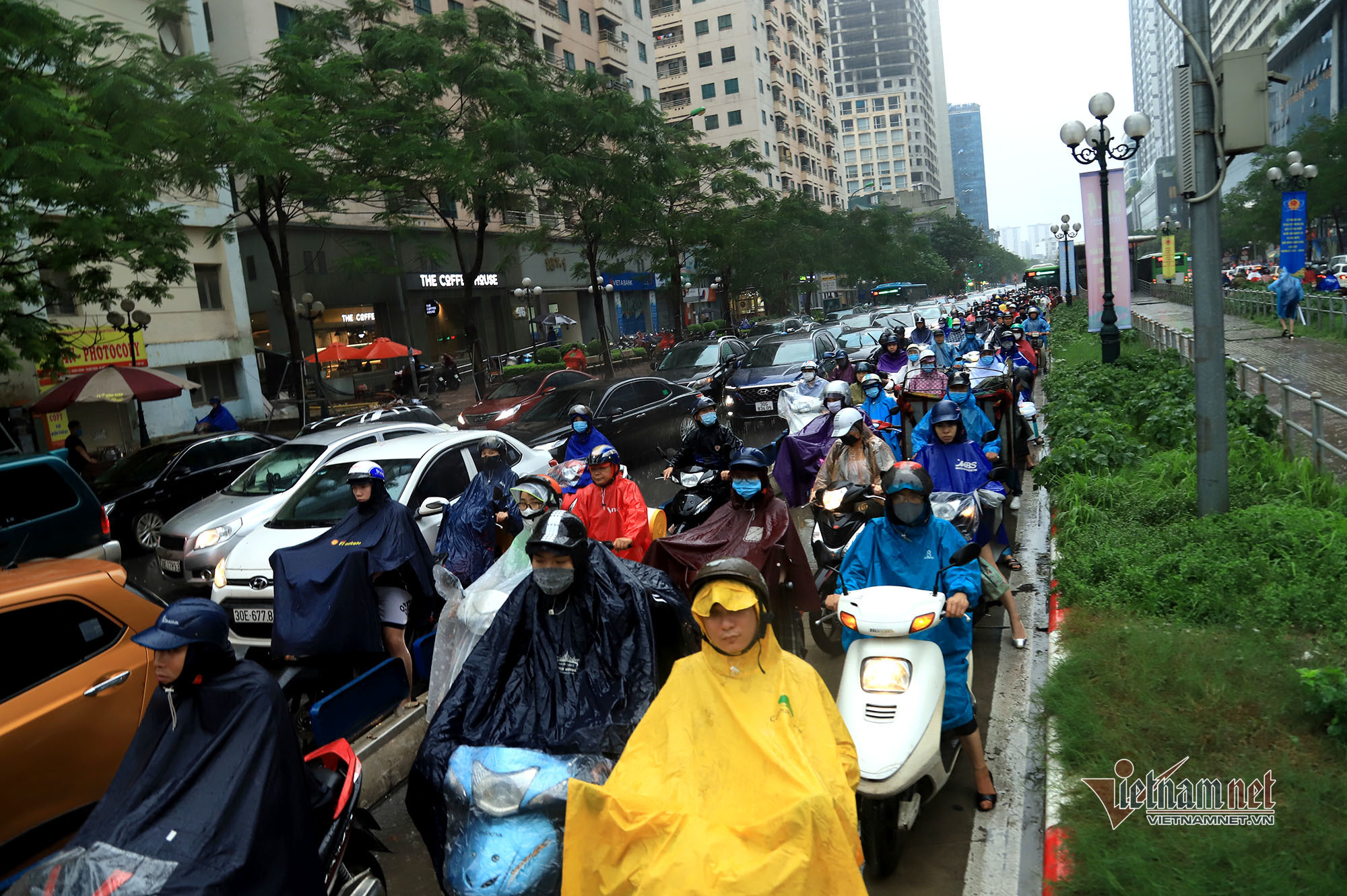 Đường Hà Nội tắc nghẹt trong mưa gió