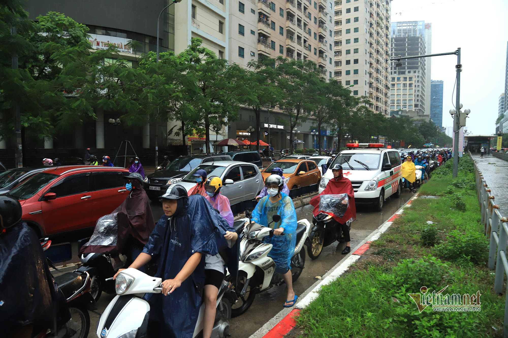 Đường Hà Nội tắc nghẹt trong mưa gió