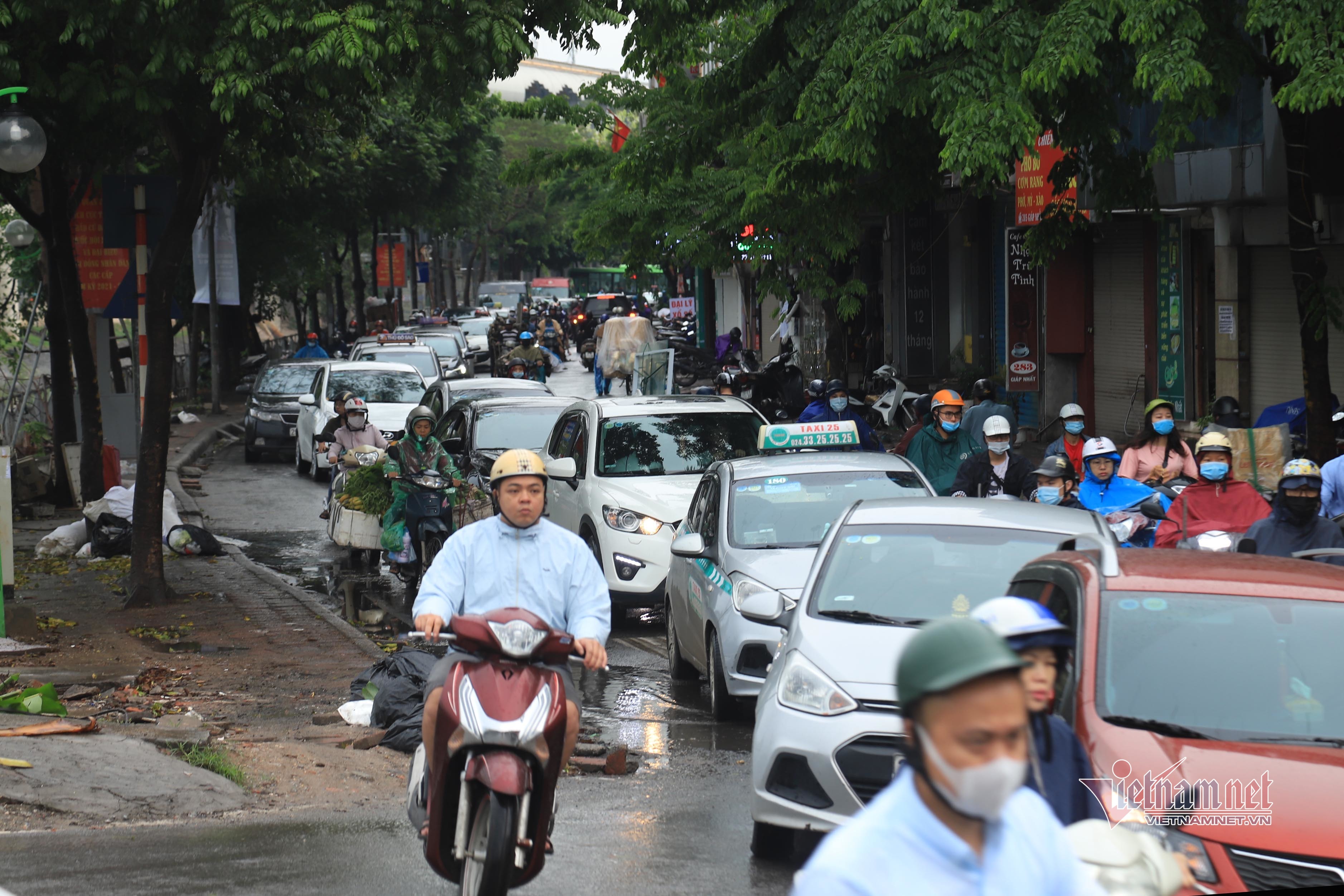 Đường Hà Nội tắc nghẹt trong mưa gió