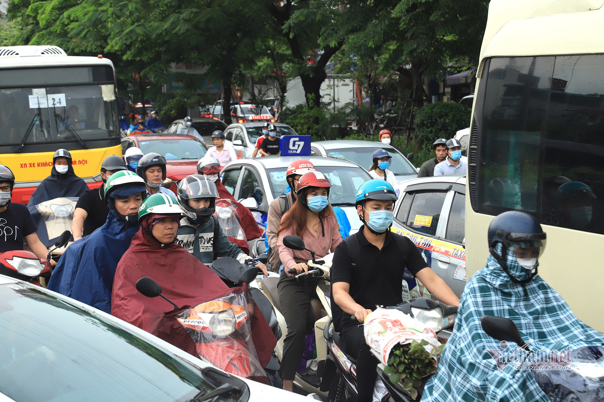 Đường Hà Nội tắc nghẹt trong mưa gió