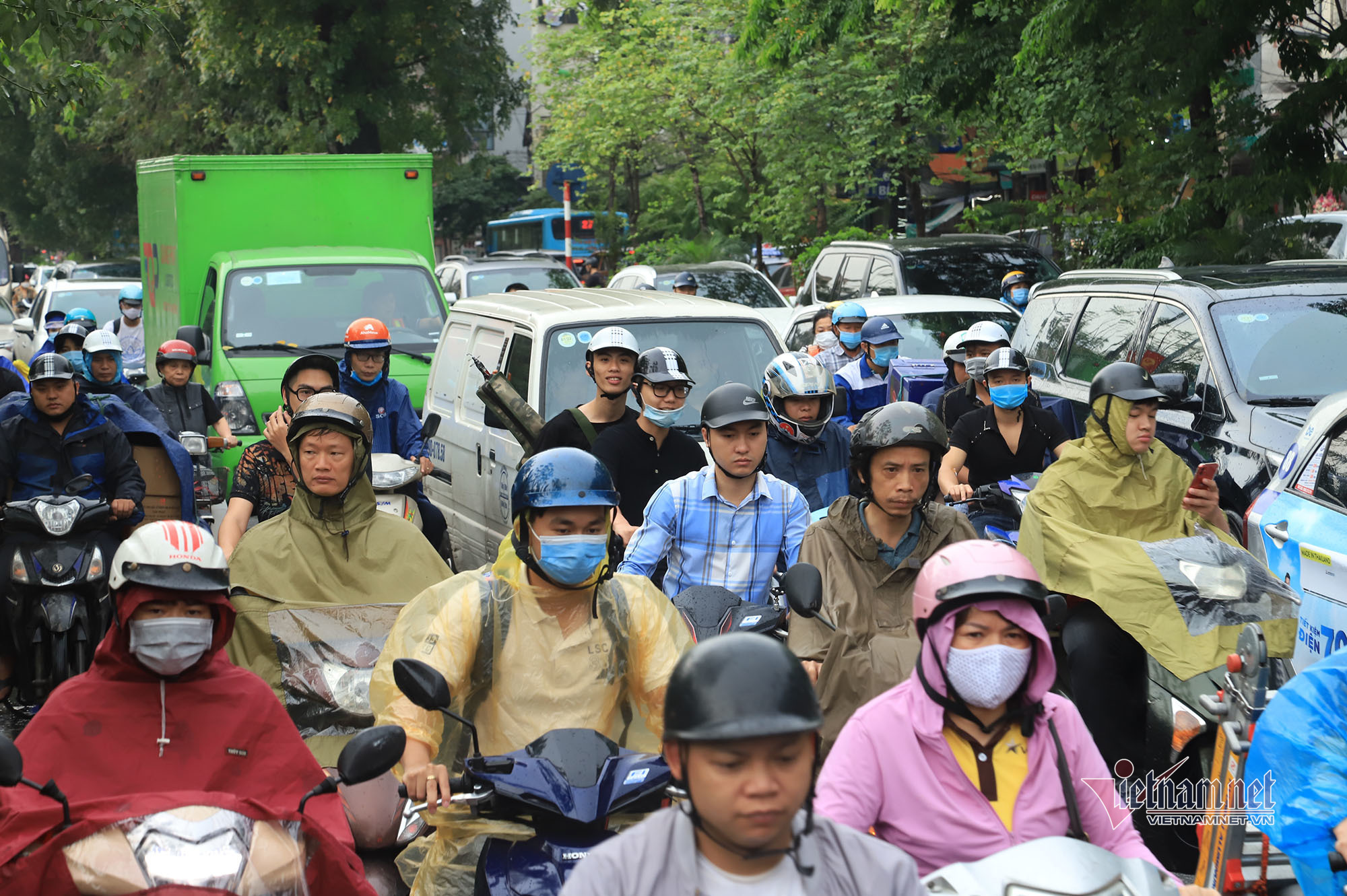 Đường Hà Nội tắc nghẹt trong mưa gió