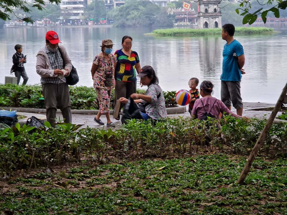 Người dân Hà Nội phần đông quên 5K khi ra phố