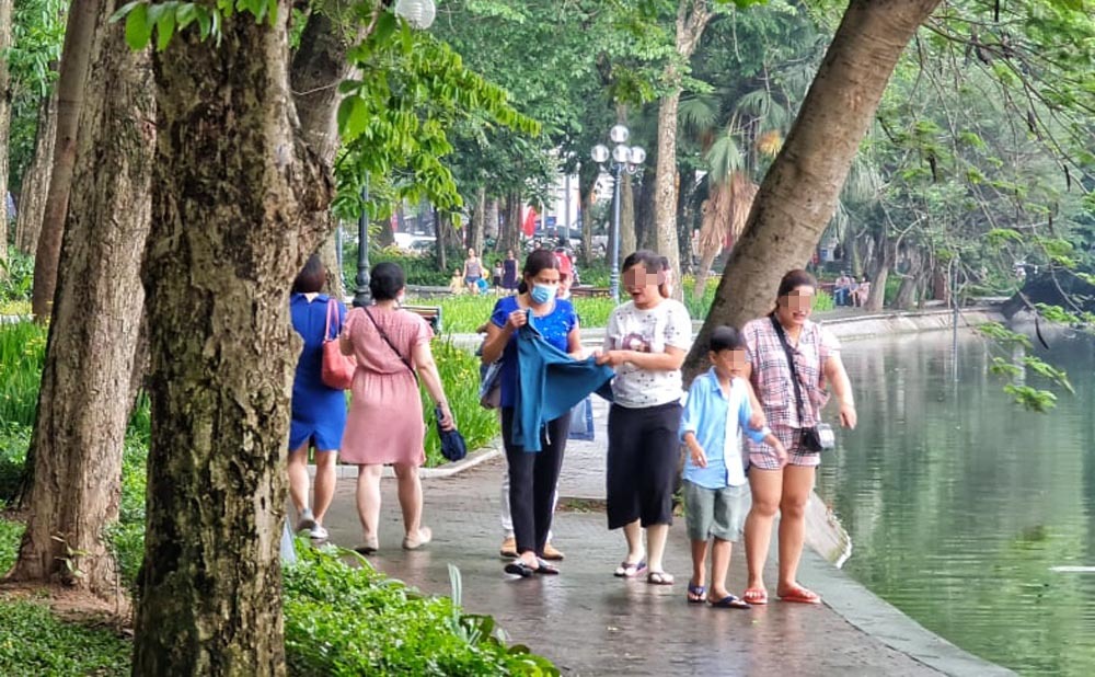 Người dân Hà Nội phần đông quên 5K khi ra phố