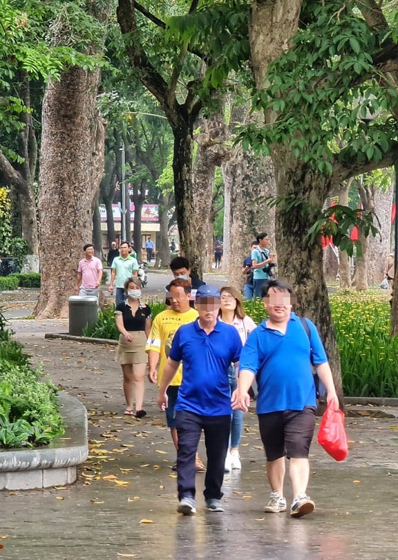 Người dân Hà Nội phần đông quên 5K khi ra phố