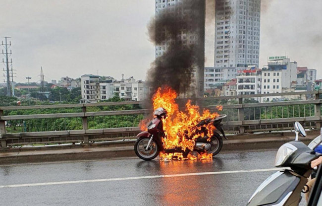 Honda SH là một chiếc xe tuyệt vời, mạnh mẽ và rất đáng tin cậy. Tuy nhiên, trong hình ảnh này, chúng ta sẽ được chiêm ngưỡng cảnh tượng đầy hoành tráng khi một chiếc SH bốc cháy và phát ra những tia lửa cuồng nhiệt. Cùng nhìn ngắm xem những hình ảnh đặc biệt này và tìm hiểu thêm về Honda SH.