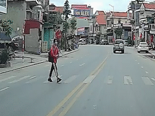 Nữ sinh cúi đầu cảm ơn lái xe ô tô đã nhường đường