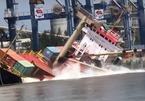 Tàu nước ngoài gặp nạn ở Tân cảng Hiệp Phước, cả loạt container rớt xuống sông