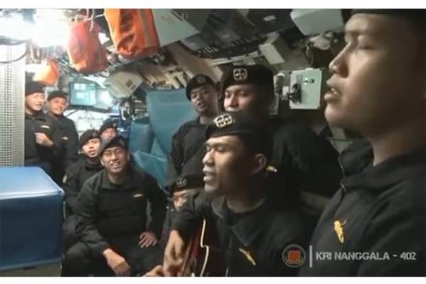 Thủy thủ tàu ngầm Indonesia vui vẻ đàn hát trước khi gặp nạn