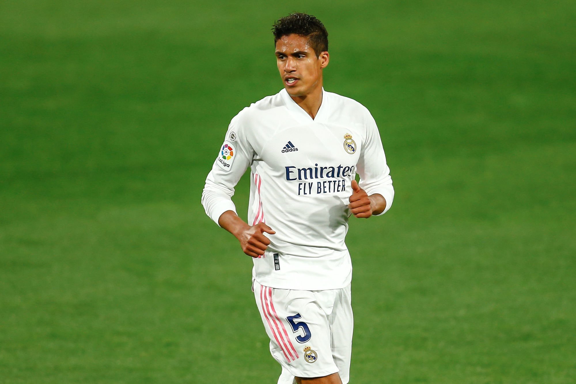 Chelsea qua mặt MU trong cuộc đua ký Varane