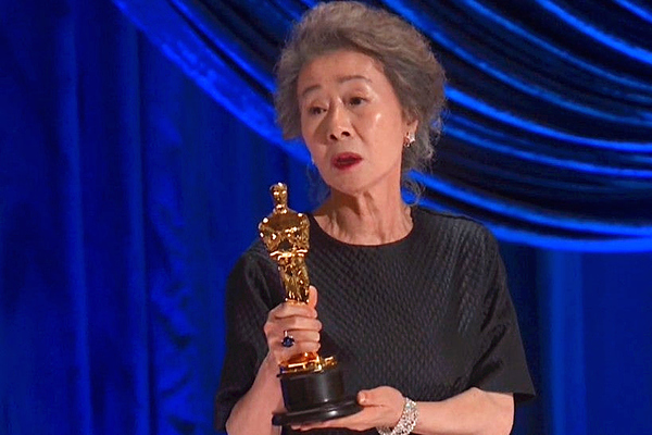 Sao Hàn vỡ òa vì 'chiến thắng đỉnh cao' của Youn Yuh Jung tại Oscar