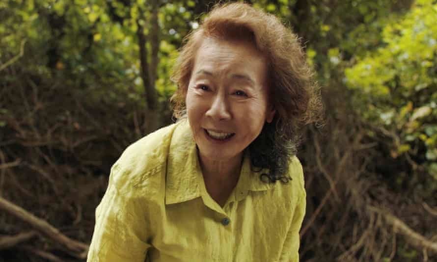 Sao Hàn vỡ òa vì 'chiến thắng đỉnh cao' của Youn Yuh Jung tại Oscar