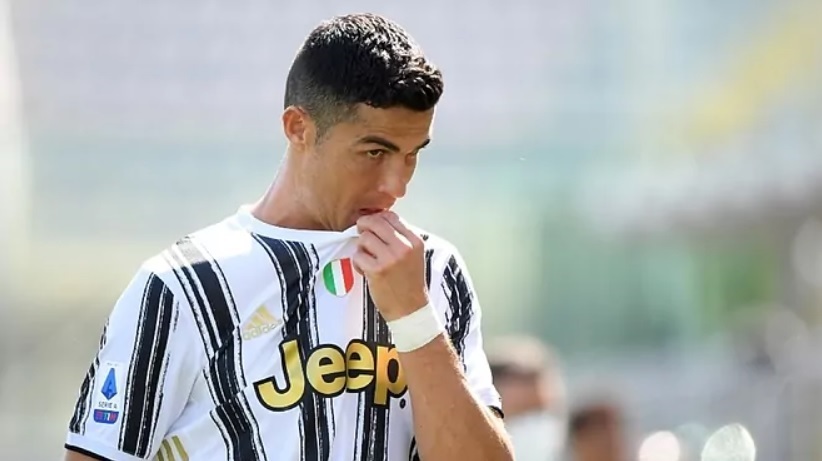Ronaldo bị tổng công kích ở Italia, tìm cách tháo chạy sang PSG