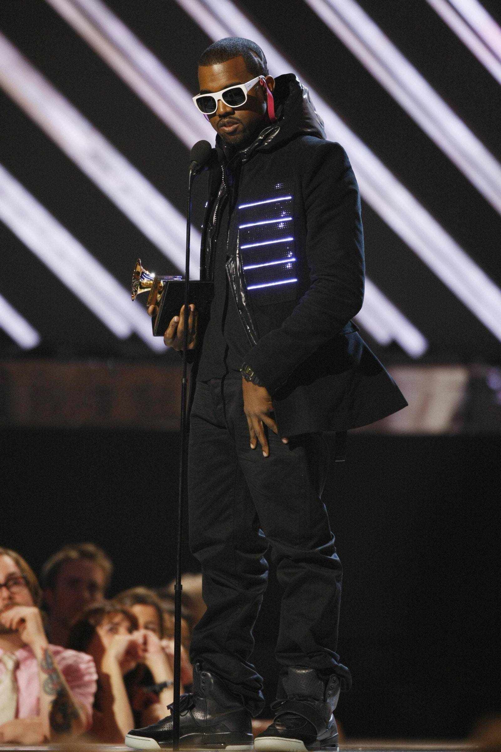 Giày thể thao của Kanye West được bán với giá 43 tỷ