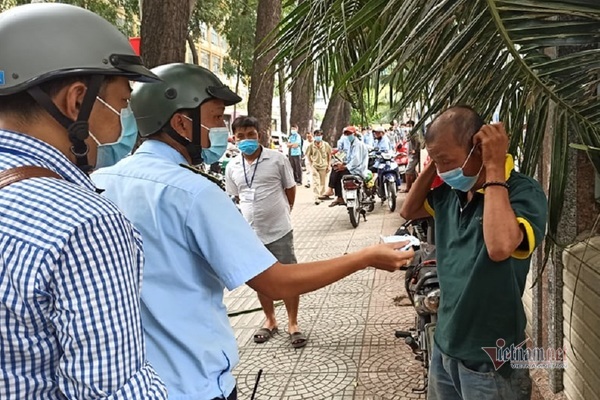 TP.HCM: Quận 1 ra quân chấn chỉnh người dân lơ là đeo khẩu trang