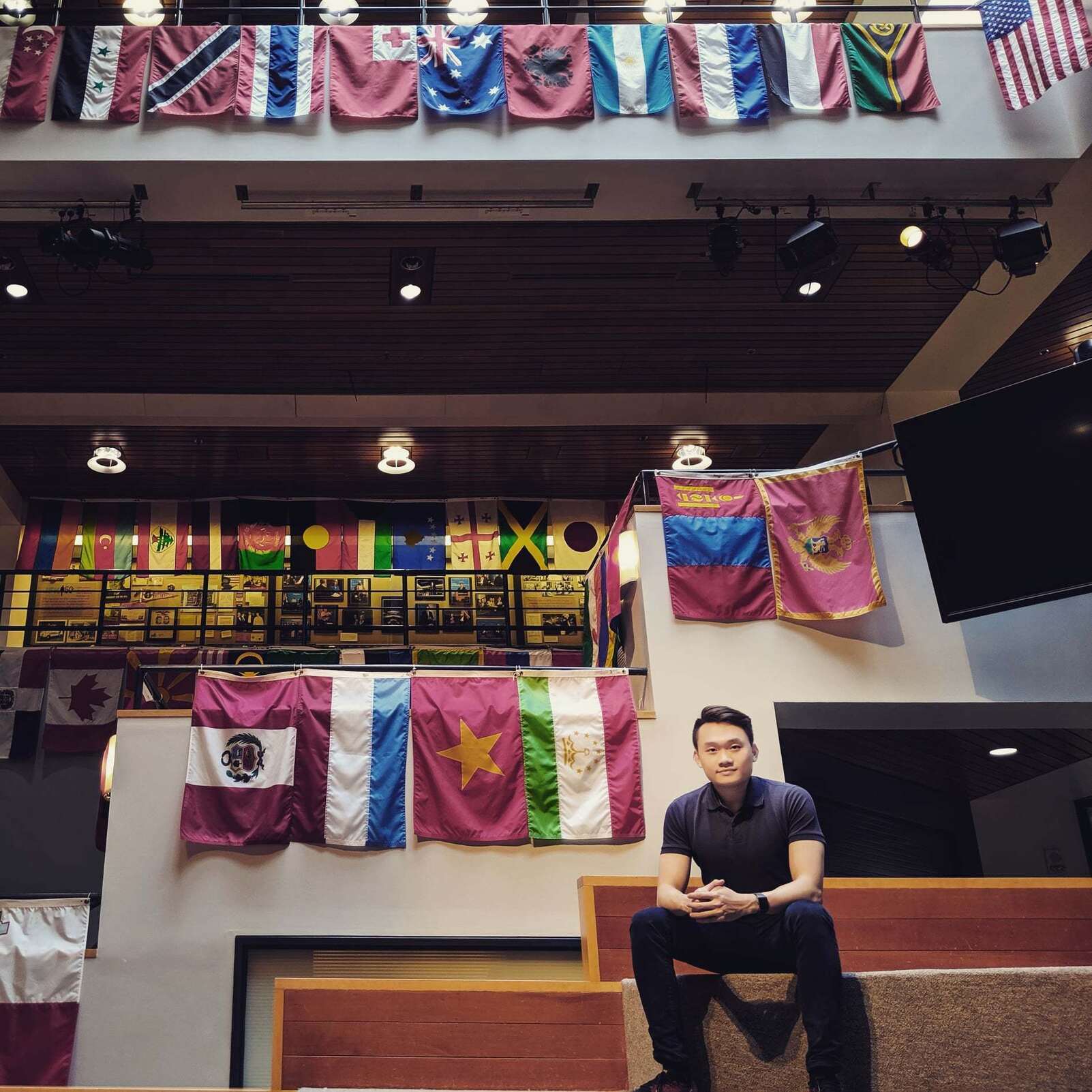 Vietnamese graduate from Harvard University encourages students to follow their own path, not the crowd