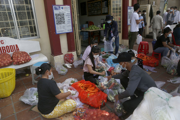 Campuchia gia hạn phong tỏa, phát lương thực cho dân thủ đô