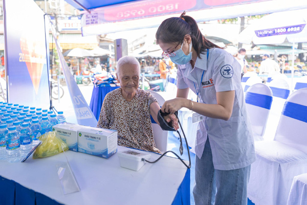 Những khoảnh khắc ấm lòng của hành trình ‘Long Châu sẻ chia’