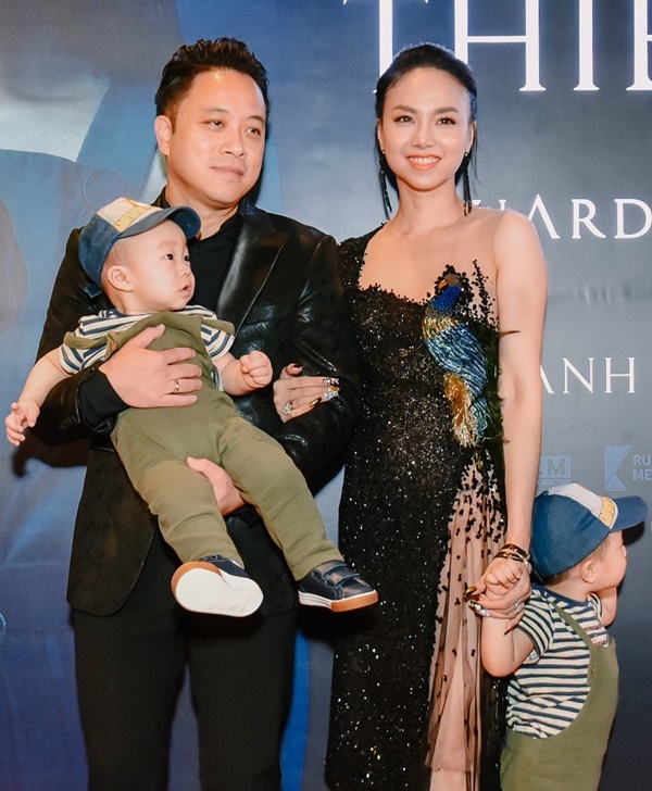Vợ chồng Đinh Ngọc Diệp, Victor Vũ đưa 2 con trai đến ra mắt phim