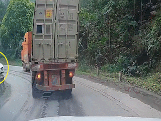 Ôm cua hẹp khi xuống dốc, container ép xe Mazda 3 vào thế khó