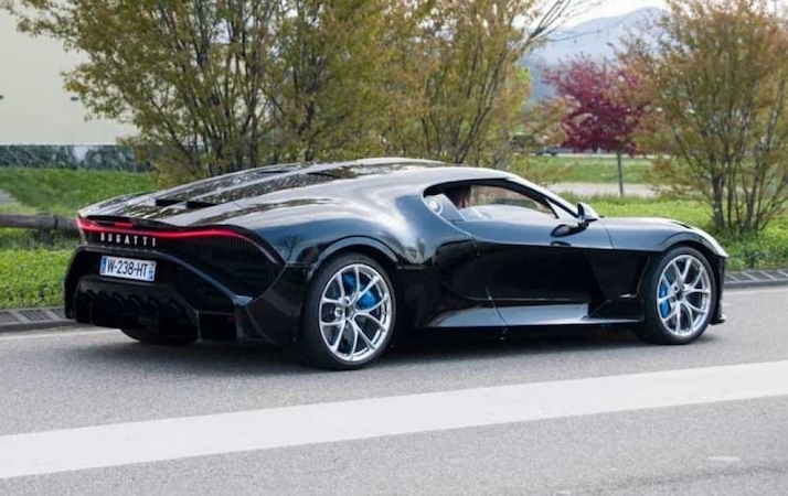 Siêu xe đắt giá nhất hành tinh lần đầu chạy trên đường phố